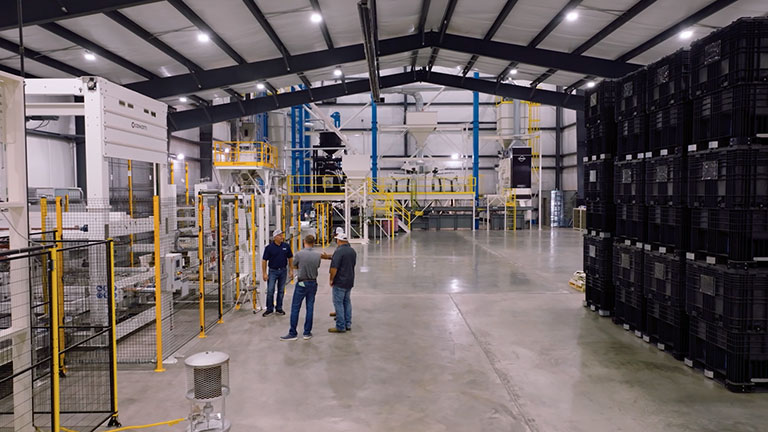 Persone che parlano nell'impianto di Richardson Seeds